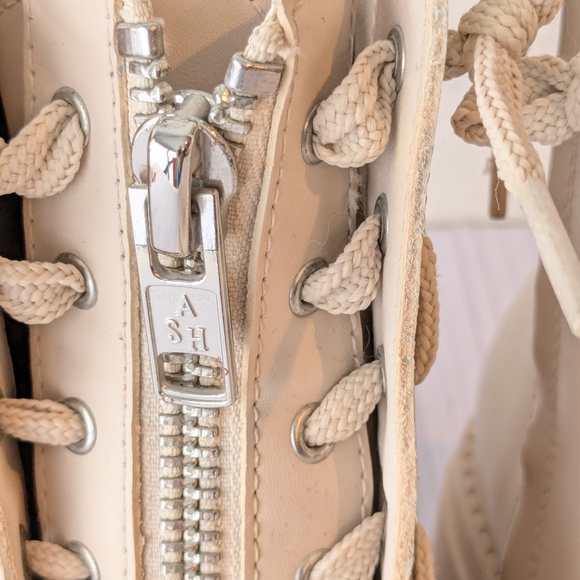 Ash • Lynne Boots - Picture 5 of 16